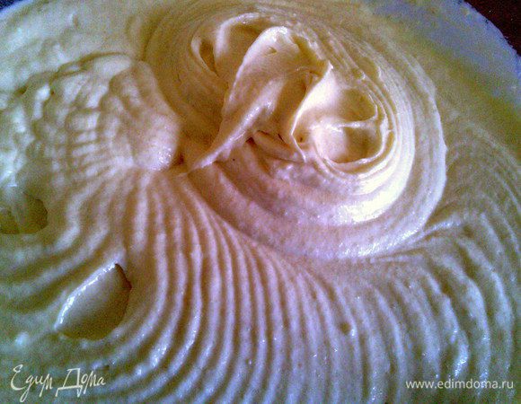 Соединить с желтковой массой. Перемешать.