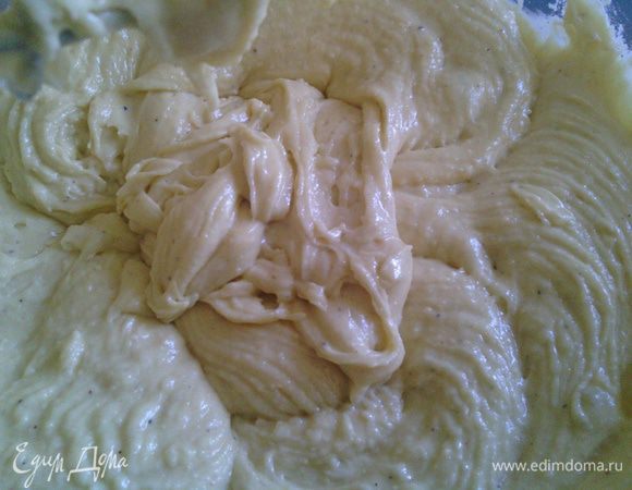 Всыпать просеянную с разрыхлителем и молотым мускатным орехом муку и перемешать. Тесто не должно быть жидким. Оно вязкое.