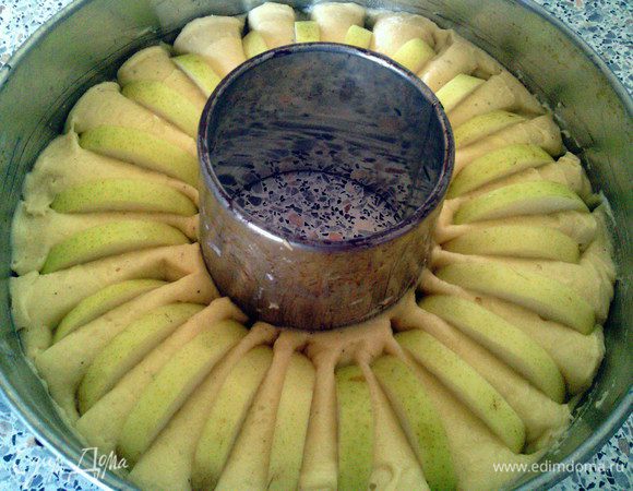 Тесто выложить в смазанную маслом форму.
Груши вымыть, разрезать, удалить сердцевину и нарезать дольками.
Вдавить груши в тесто.
