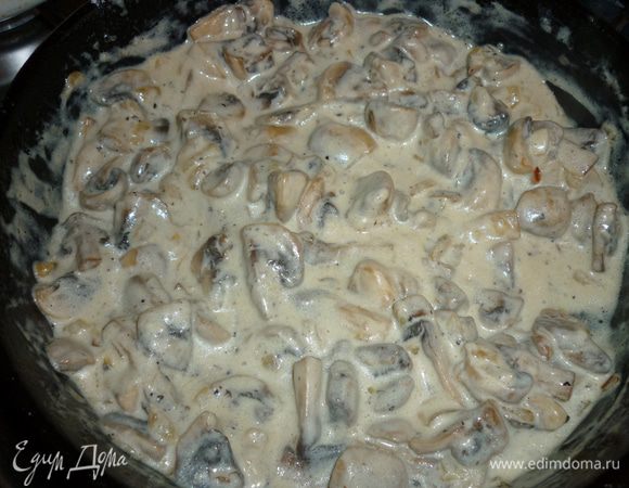 Грибы нарезать,лук нарезать мелко.Сначала обжарить на смеси растительного и сливочного масел лук,затем добавить грибы и обжаривать ещё 10 минут,посолить,поперчить и добавить одну щепотку муки,перемешать.За 2 минуты до конца жарки влить сметану и сливки, перемешать и прогреть на маленьком огне 1 минуту, снять с огня.