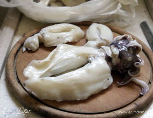 Почистить каракатицу так, чтобы не порвать чернильные мешочки.Для этого надеть резиновые перчатки, потому что чернила каракатицы очень тяжело отмыть от кожи, особенно вокруг ногтей, и фартук, потому что чернила могут брызнуть довольно далеко. Приняв все меры предосторожности, ножом или ножницами разрезать моллюска вдоль и отсоединить щупальца вместе с внутренностями. Теперь промыть  под струёй воды, чтобы удалить песок. Вынуть кость, что сделать очень легко, и снять шкуру.