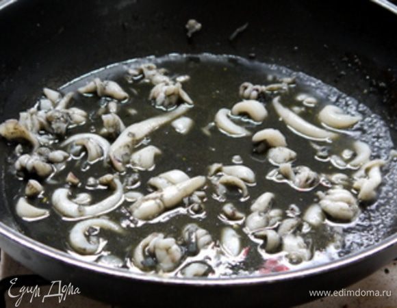 COTTURA – на среднем огне.
Как только вино выкипит, огонь следует уменьшить. Теперь пришла очередь бульона, который следует приготовить заранее. Влить половник бульона и мешать постоянно, чтобы не позволить крахмалу склеить рисинки. Только когда рис впитает первый половник бульона, можно добавить второй. Теперь следует добавить чернила каракатицы, соединить  рис с каракатицей, закрыть крышкой и на небольшом огне  потушить  минут 15-20, подливая бульон по мере того, как рис будет впитывать жидкость. Довести рис до готовности.
