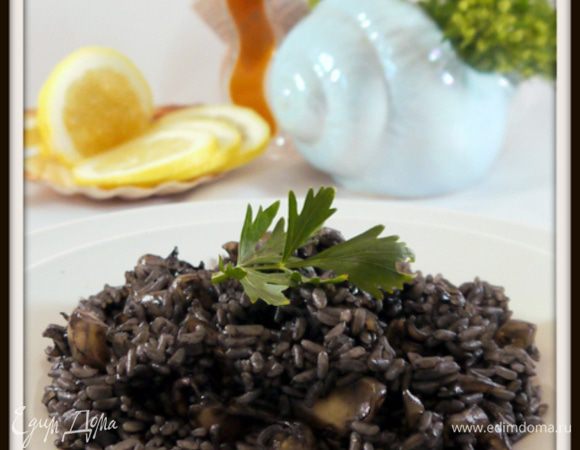 MANTECATURA - с выключенным огнём.
Когда ризотто готово, а рис ещё слегка al dente, наступает следующий важный момент: MANTECATURA. MANTECА – по-испански значит «масло», а вот использование на этом этапе сливочного или оливкового масла, зависит от вашего вкуса, а иногда от рецепта, точно так же, как от вкуса и рецепта зависит, добавлять  тёртый пармиджано или нет. Самое же главное на этом этапе - добавить необходимое количество жира, чтобы придать блеск, аромат и мягкую консистенцию ризотто. Мягкую, но не кашеобразную. Чтобы получить эту консистенцию, после того, как масло было добавлено, необходимо накрыть ризотто крышкой и оставить настаиваться несколько минут.
