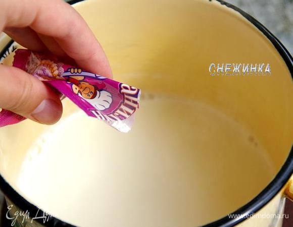 Молоко наливаем в кастрюльку или сотейник. Добавляем ванилин. Даём закипеть. Оставляем под крышкой. Если используете ванильный стручок, разрежьте его, выньте семена и вместе со стручком кладите в молоко. В этом случае после закипания молоко лучше оставить под крышкой на 1 час для ароматизации.
