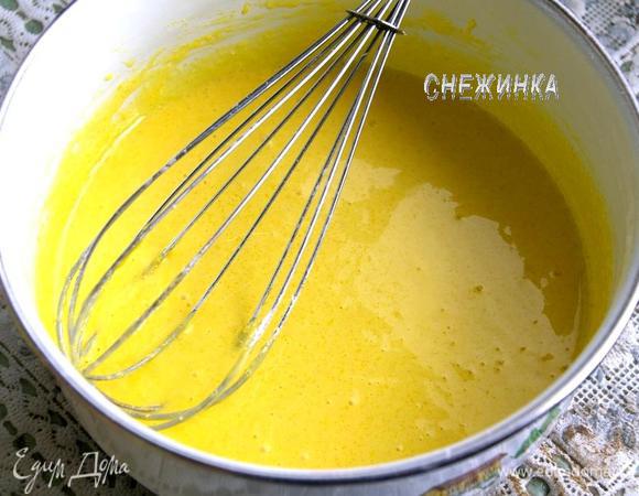 В миске желтки взбиваем венчиком вместе с сахаром и крахмалом, который предварительно просеиваем.