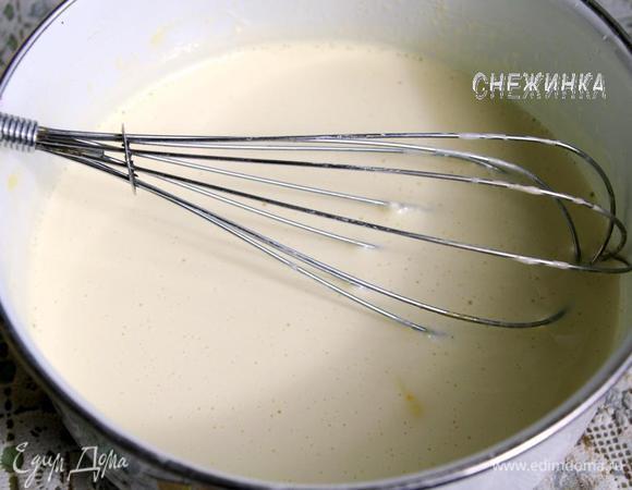 Молоко вновь прогреваем. Если использовали ваниль, на этом этапе стручок вынимаем. Тоненькой струйкой вливаем горячее молоко в яичную массу, всё время взбивая.