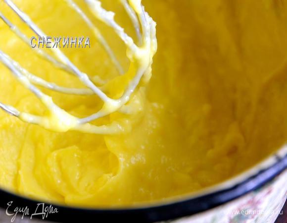 Переливаем всё обратно в кастрюльку. Ставим на медленный огонь. Постоянно помешивая, варим с момента закипания до загустения, это займёт несколько минут.