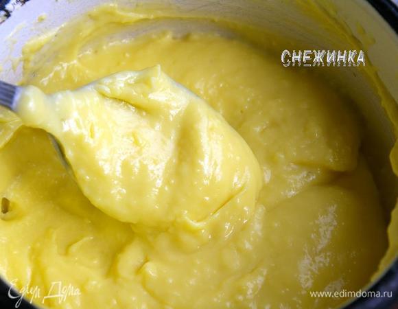 Вводим размягченное сливочное масло. Хорошенько мешаем до однородности.