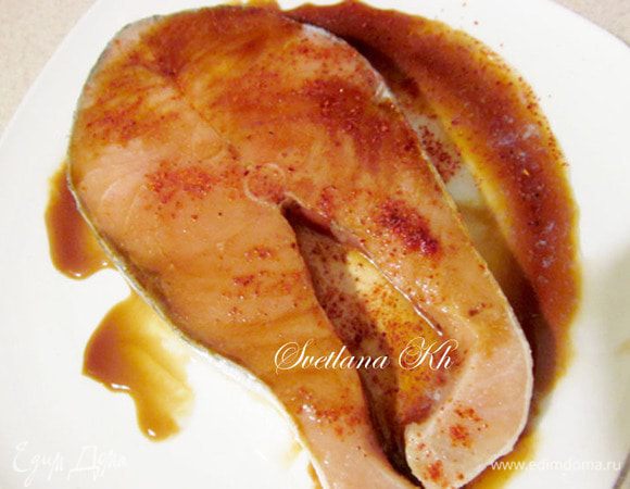 Яйца  и картошку отварить. Семгу замариновать в маринаде и оставить на 15 минут.