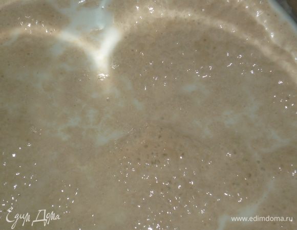 смешать молоко, сахар, соль и масло, добавить дрожжи, дать опаре подойти.