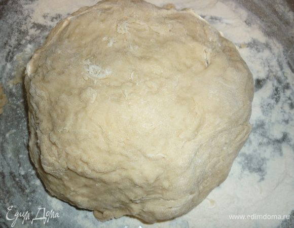 просеять муку, к подошедшей опаре добавить 2 яйца и 1 белок, а 1 желток оставить для смазывания пирога перед выпечкой, замесить тесто, добавляя муку порциями. отправить тесто на подход. я ставлю в микроволновку дома. а на даче тесто чудесно подходит в теплице