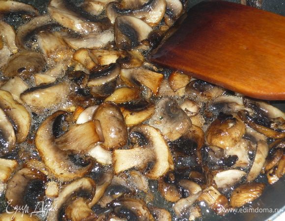 пока подходит тесто, готовим начинку. обжариваем грибы на растительном масле