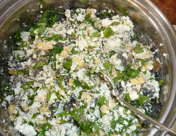 смешать творог, грибы, зелень, мелко рубленные яйца, посолить. поперчить, перемешать начинку