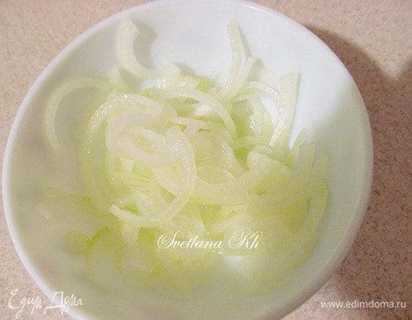 Лук  нарезать полукольцам, промыть водой и залить лимонным соком.