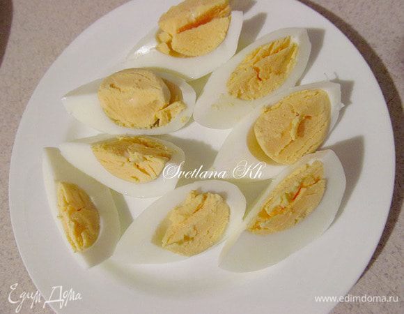 Яйца нарезать ломтиками