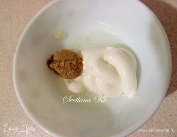 Приготовить заправку. Смешать все составляющие.