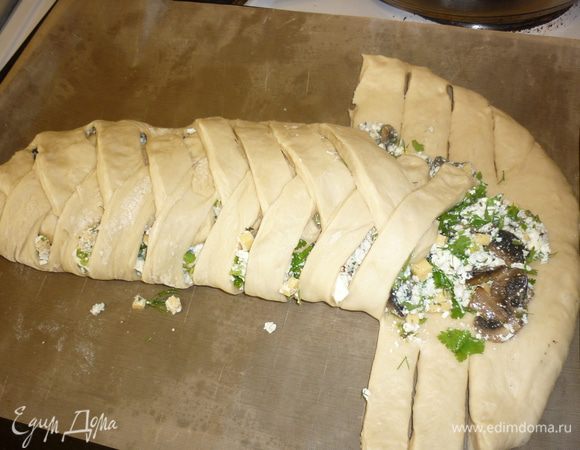 сплести пирог. не беда. если между полосками ничинка будет любопытно выглядывать. в процессе расстойки и выпечки щёлки сомкнустся, и у начинки не останется выхода )))