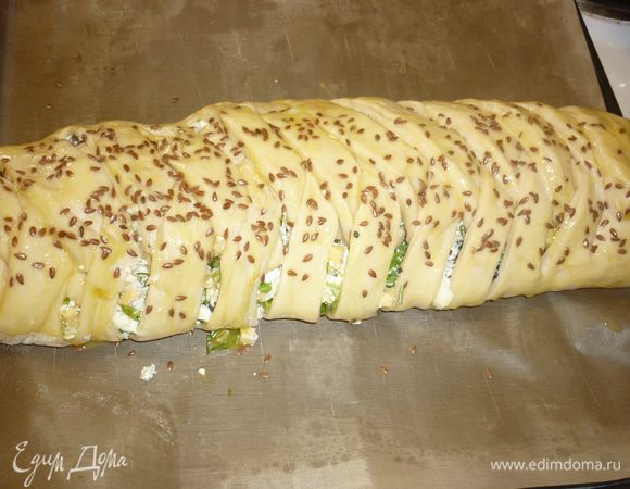 сплетенный пирог смазать заранее отложенным желтком и посыпать льняным семенем. дать расстояться мин 10-15 и отправить в разогретую до 200 гр духовку мин на 30-40. готовность проверить деревянной шпажкой