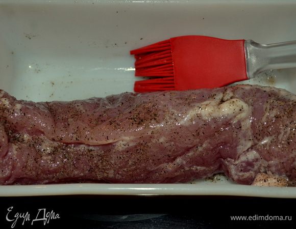 Разогреть духовку до 200 гр.Филе поперчить и посолить.Выложить в смазан. форму.Поставить в духовку на 15мин.,повернув один раз за время.Достать из духовки,дать остыть 5 мин.