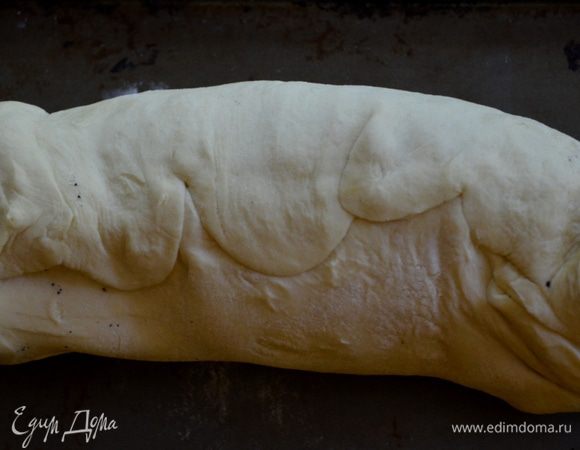 Подготовим лист слоеного теста.Смажем его слегка маслом.Выложим на него наше филе и укутаем. Можно прищипывая, красиво оформить,если есть время и желание)))