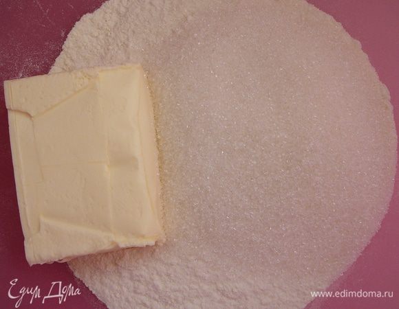 Перетрите в крошку муку, масло, сахар и разрыхлитель.