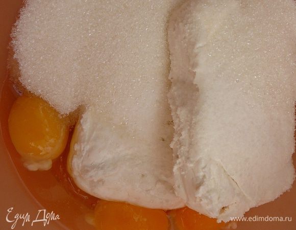 Для крема соедините творог, сахар (обычный и ванильный) и яйца.