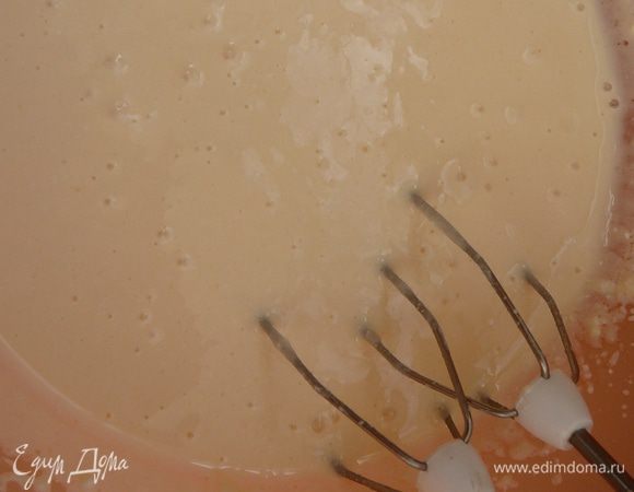 Хорошо взбейте при помощи миксера.