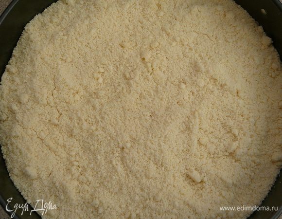 Опять слой крошки и слой крема. Последний слой должен быть из крошки.