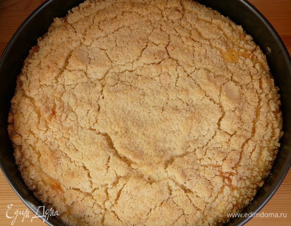 Выпекайте в разогретой до 180°C духовке 50 минут. Пока ватрушка выпекается, смешайте сметану со сгущенкой. Ватрушку выньте из духовки и сразу залейте половиной смеси. Дайте остыть до теплого состояния, выньте из формы, залейте оставшейся смесью.