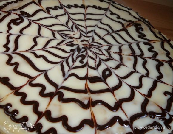 Влейте глазурь на ватрушку по спирали тонкой струйкой, палочкой нарисуйте паутинку. Хорошо охладите. Ешьте с удовольствием!