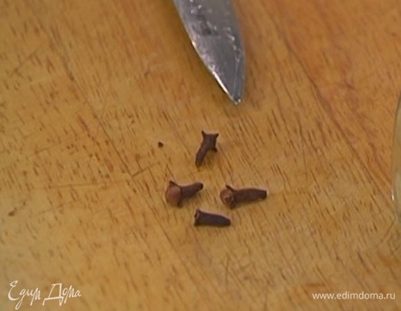 Гвоздику измельчить в ступке.