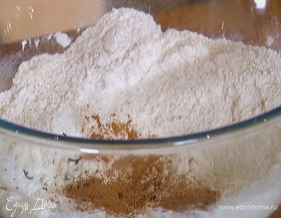 Всю муку соединить и перемешать с сахаром, изюмом, разрыхлителем, имбирем, корицей, гвоздикой и солью.