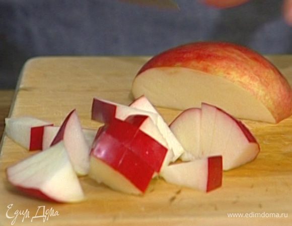 Яблоко, удалив сердцевину, порезать небольшими кусочками.