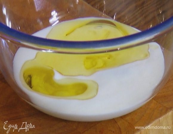 Кефир соединить со 125 мл оливкового масла.