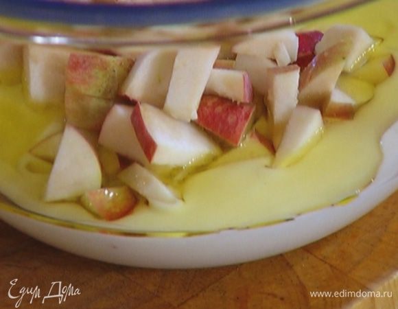 Добавить яблоко, перемешать.