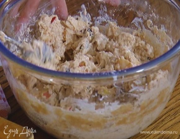 Всыпать муку с изюмом и пряностями, все вымешать.