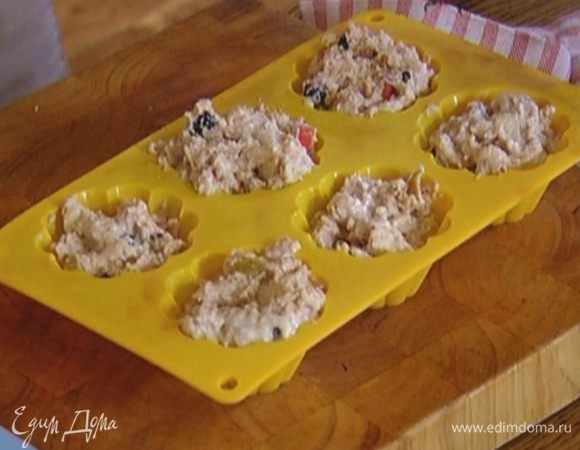 Формы для маффинов смазать оставшимся маслом и заполнить тестом на 2/3 объема.