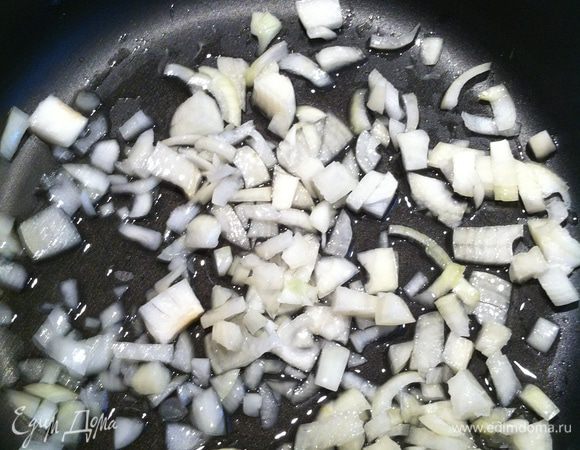 На сковороде обжарьте в масле измельченный лук.