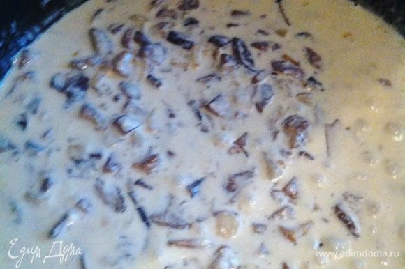 Получившуюся смесь добавьте в сковороду к грибам и тушите 2 минуты. В конце добавьте тертый сыр и мелко нарезанную петрушку. Соус готов.