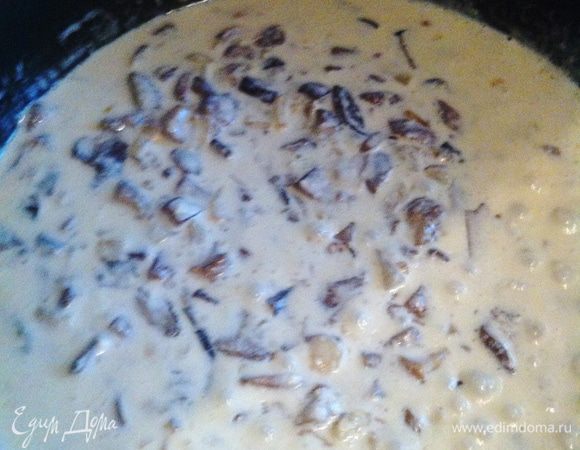 Получившуюся смесь добавьте в сковороду к грибам и тушите 2 минуты. В конце добавьте тертый сыр и мелко нарезанную петрушку. Соус готов.