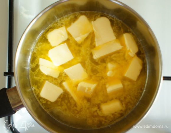 Вначале нужно приготовить лимонный крем, для того чтобы он остыл. Лимонный сок налить в кастрюльку, положить кубики масла и поставить на огонь. 