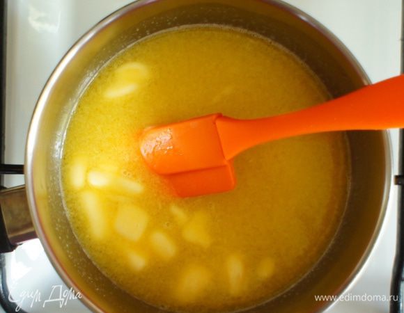 Помешивать до тех пор пока не растворится масло. 