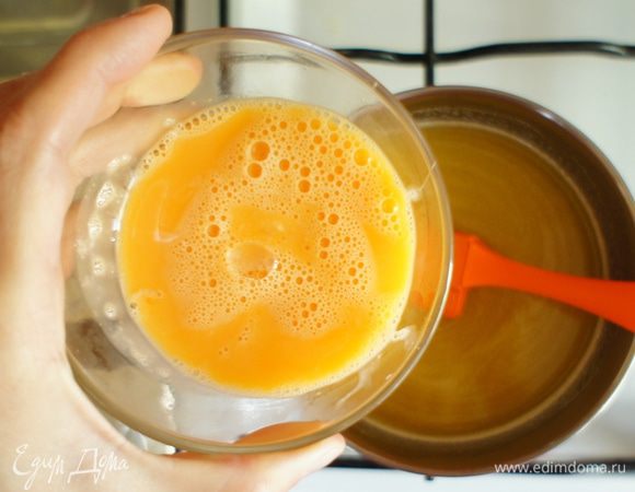 Затем, постепенно влить слегка взбитые желтки и яйцо, не переставая помешивать