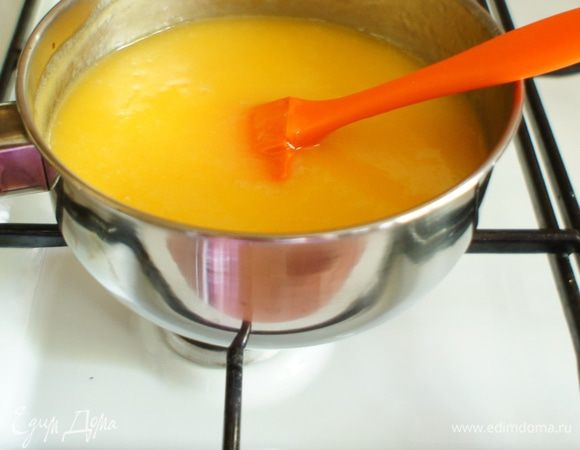Дальше непрерывно помешивать до тех пор пока крем не загустеет и не станет блестящим (~ 5 минут по времени). Если в креме появятся белые хлопья от белка, то ничего страшного. Крем можно процедить через сито, избавившись от них.