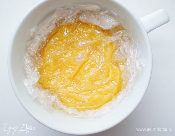 Чашку в которую процедите крем, нужно застелить пищ.пленкой, чтобы она легла именно на крем (это делается для того, чтобы на нем не образовалась корочка при остывании).