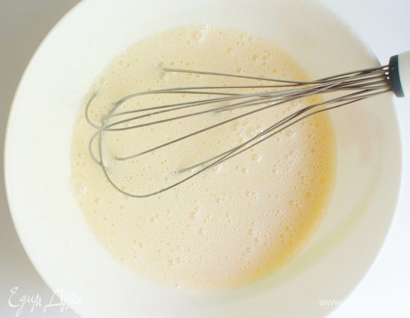  Сметану, сахар, ванилин и яйца взбить венчиком до однородной массы. 