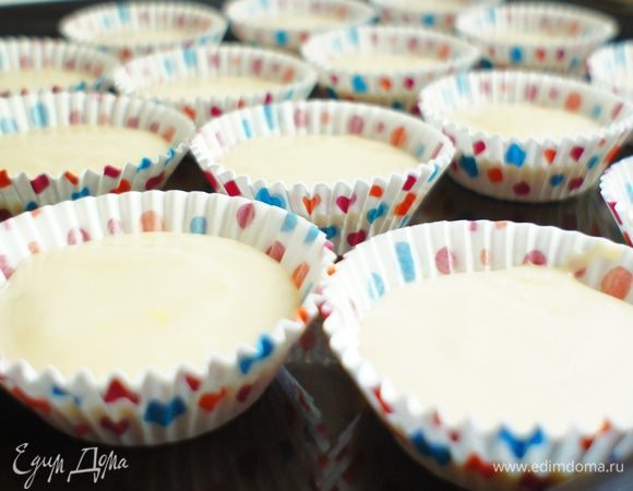 Тестом заполнить на 2\3 формочки. И отправить их в духовку на 15-20 минут. 