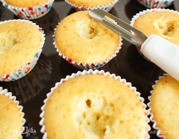 Приступим к сборке капкейков. У каждой верхушки кексика в центре сделать небольшую ямку (я использовала нож для чистки овощей) .