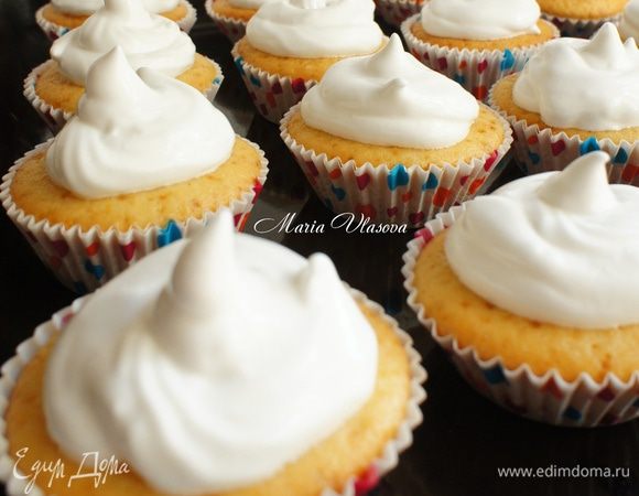 Затем, с помощью кондитерского шприца сделать "шапочку" из взбитых белков. И поставить в духовку на 15 минут (160 С) до появления золотистого цвета на безе. По рецепту капкейки ставят под гриль на средней мощности на 60-90 сек.