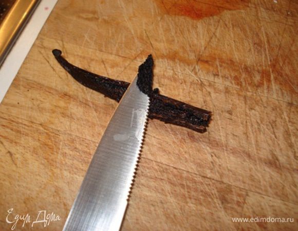 Палочку ванили разрезать вдоль пополам и ножом соскребсти семена из обеих образованных половинок.